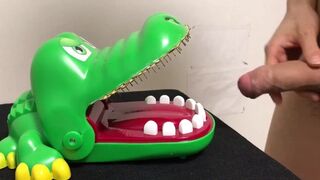 【閲覧注意】ワニに、チンコを噛まれてみた‼︎　 I got my Dick Bitten by a Crocodile. 【warning】（無修正）