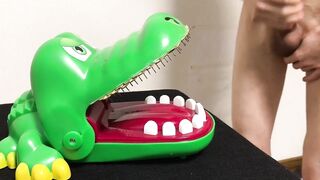 【閲覧注意】ワニに、チンコを噛まれてみた‼︎　 I got my Dick Bitten by a Crocodile. 【warning】（無修正）
