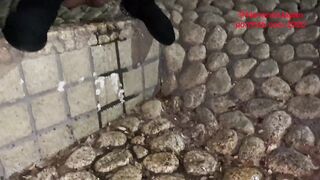 コンビニ前の公園で、野外露出おしっこ
