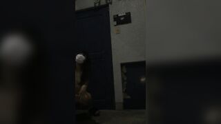 【ゲリラ】誰か来るのか分からないのに人の玄関前でおしっこする I Pee in Front of People even if I don't know who is Coming