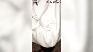 【カップル個人撮影】野外で激しい手マンをされておっぱいを露出する彼女