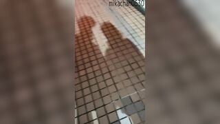 【カップル個人撮影】野外で激しい手マンをされておっぱいを露出する彼女