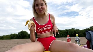 Eating a Banana on the Beach made the Guys Blush
