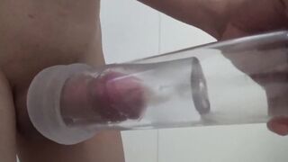興味津々のペニスポンプを使っているが吸引力が強すぎて射精する変態。