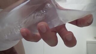興味津々のペニスポンプを使っているが吸引力が強すぎて射精する変態。