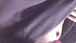 【ちくびぜめ】ぽっちり乳首をエッチな色のスポンジでコリコリ Nipple Massage with PINK Sponge Japanese Masturbation Orgasm
