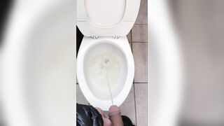 【変態向け】１４時間膀胱破裂寸前まで我慢して公共トイレでおしっこを大量に炸裂　desperation Piss in Public Toilet after 14 Hours of no Piss