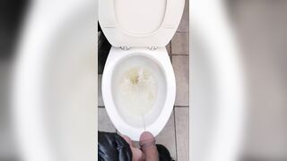【変態向け】１４時間膀胱破裂寸前まで我慢して公共トイレでおしっこを大量に炸裂　desperation Piss in Public Toilet after 14 Hours of no Piss