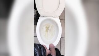 【変態向け】１４時間膀胱破裂寸前まで我慢して公共トイレでおしっこを大量に炸裂　desperation Piss in Public Toilet after 14 Hours of no Piss