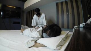 日本人の女の子にマッサージ施術（japanese Girl）