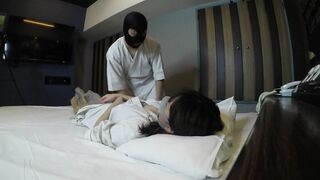 日本人の女の子にマッサージ施術（japanese Girl）