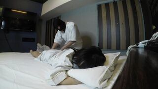 日本人の女の子にマッサージ施術（japanese Girl）