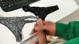 El Cerdo PERVERTIDO Se MASTURBA Con Mis BRAGUITAS