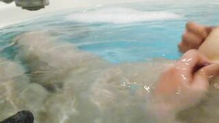 バスタブで乳首遊びイキ