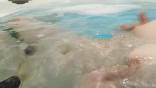 バスタブで乳首遊びイキ