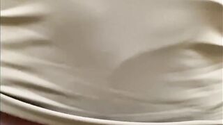 レギンスを履いてお漏らし。パンツまでびちょびちょに濡らすpeeing in Leggings Pants