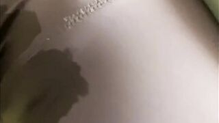 レギンスを履いてお漏らし。パンツまでびちょびちょに濡らすpeeing in Leggings Pants