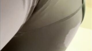 レギンスを履いてお漏らし。パンツまでびちょびちょに濡らすpeeing in Leggings Pants