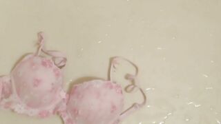 Piss on Pink Brassiere in Bathroom !! ピンクのブラに小便ぶっかけ！！