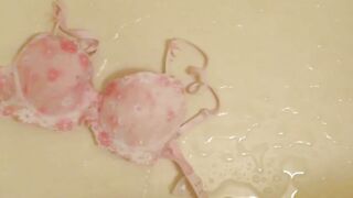 Piss on Pink Brassiere in Bathroom !! ピンクのブラに小便ぶっかけ！！