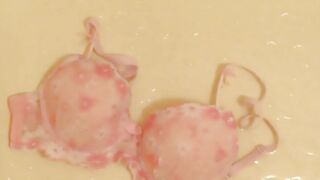 Piss on Pink Brassiere in Bathroom !! ピンクのブラに小便ぶっかけ！！
