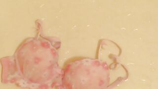 Piss on Pink Brassiere in Bathroom !! ピンクのブラに小便ぶっかけ！！