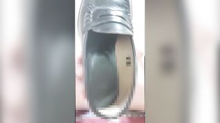 変態男が美女のローファーを嗅ぎながらオナニーで射精