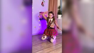 Schoolgirl Twerks Ass on Tik Tok