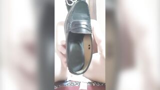 美女のローファーを嗅ぎながら変態男が自慰行為