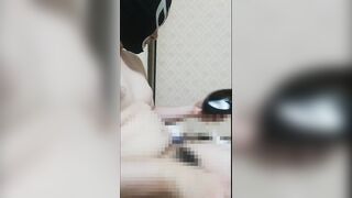 美女のローファーを嗅ぎながら変態男が自慰行為