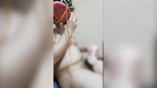 変態男が美女の運動靴の匂いを嗅いで勃起し、オナニーで大量射精する