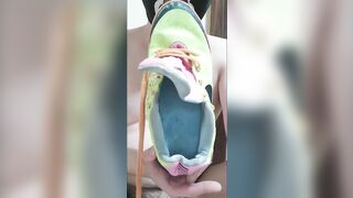 変態男が美女の運動靴の匂いを嗅いで勃起し、オナニーで大量射精する