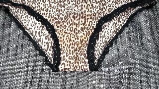 【dirty and Stinky Panties!】《素人撮影》《完全素人》20代後半シンママのおしっこ臭い汚れ付きパンティ♡今回も汗臭＆マン臭スゴくて興奮したよ^ ^