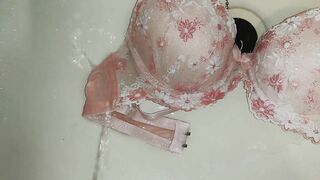 piss-covered pink bra! hentai boy is pissing to pink bra!