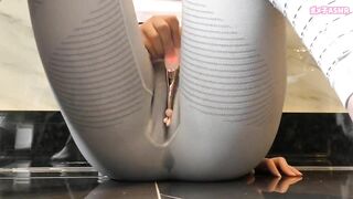 【お漏らし】グレーのヨガパンツを履いてオナニーしたら潮吹きが止まらない【個人撮影】素人 OL 巨乳 日本人 バイブ オモチャ 電マ アナル 陰毛