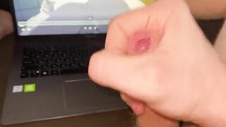 Парень жестко дрочит на хентай и много кончает