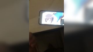 Me masturbo en mi lavabo viendo un rico hentai hasta venirme