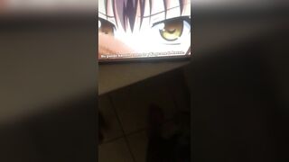 Me masturbo en mi lavabo viendo un rico hentai hasta venirme