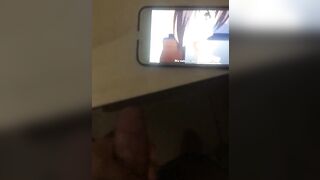 Me masturbo en mi lavabo viendo un rico hentai hasta venirme