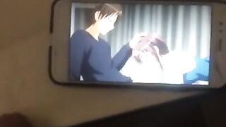 Me masturbo en mi lavabo viendo un rico hentai hasta venirme