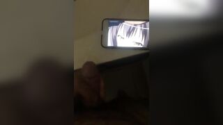 Me masturbo en mi lavabo viendo un rico hentai hasta venirme