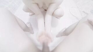 Perverted married woman who is happy to catch it with both hands by peeing