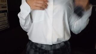 乳首にローターあててビンビンにしちゃう変態JK