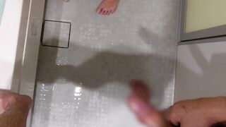 【個人撮影】素人カップル。トイレ覗き見。放尿。ちょっぴりフェラ。お風呂でしつこい僕に観念して立ちションだよ。セックス前のいちゃつき変態カップル素人動画。M女な彼女は何でもありww