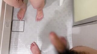 【個人撮影】素人カップル。トイレ覗き見。放尿。ちょっぴりフェラ。お風呂でしつこい僕に観念して立ちションだよ。セックス前のいちゃつき変態カップル素人動画。M女な彼女は何でもありww