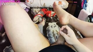 Mira que pies de puta mas sexys tiene este trans de polla gorda