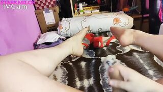 Mira que pies de puta mas sexys tiene este trans de polla gorda