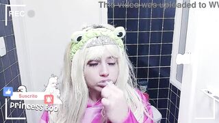 princess brushing her teeths