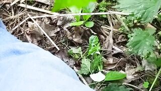 Парень с большим членом дрочит мокрую в своей комнате