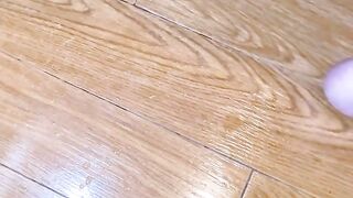 【大量潮吹き】激しい手マンで床に水たまりができちゃう位ビチャビチャです！ (自撮り)